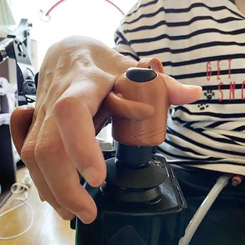 車いすの操作スティックに装着した自分の手に合わせた形の自助具