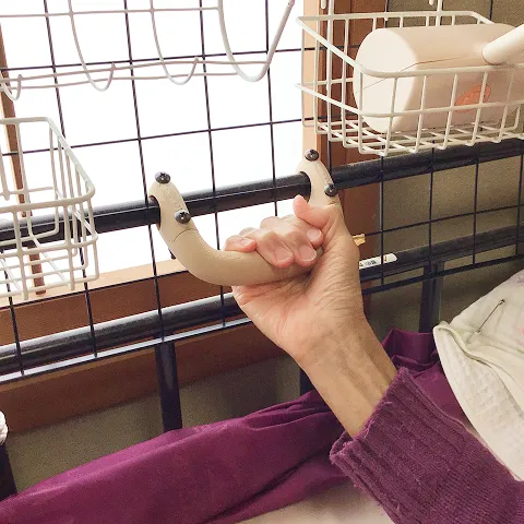 ベットから起き上がる動作を補助する自助具