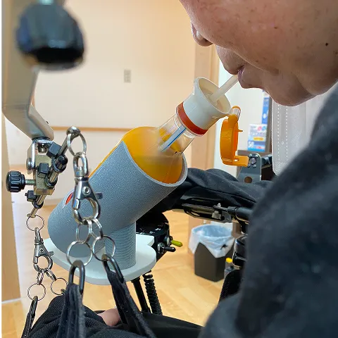 車いすに飲み物を固定する自助具